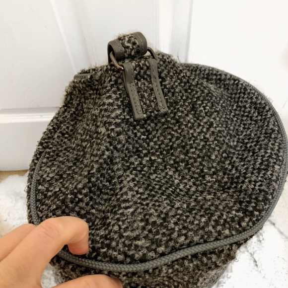 Gorgeous Oscar de la Renta Tweed Duffle Bag - Picture 5 of 8